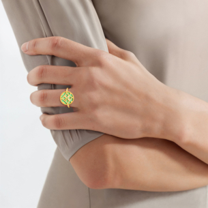 Amelia Versailles Single Motif Green Mother Of Pearl in 18K Yellow Gold 
